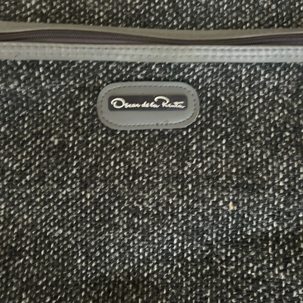 Oscar De La Renta hanging luggage bag in like new condition.